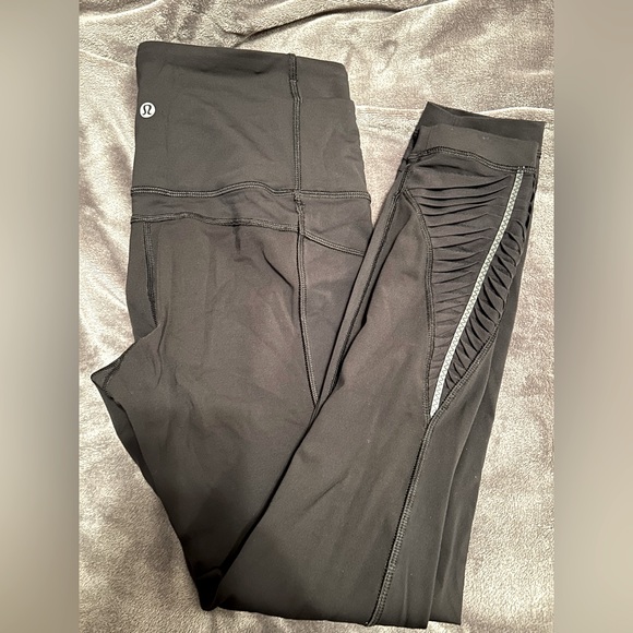 Lululemon Leggings with zipper pockets and reflective detail - Picture 1 of 3